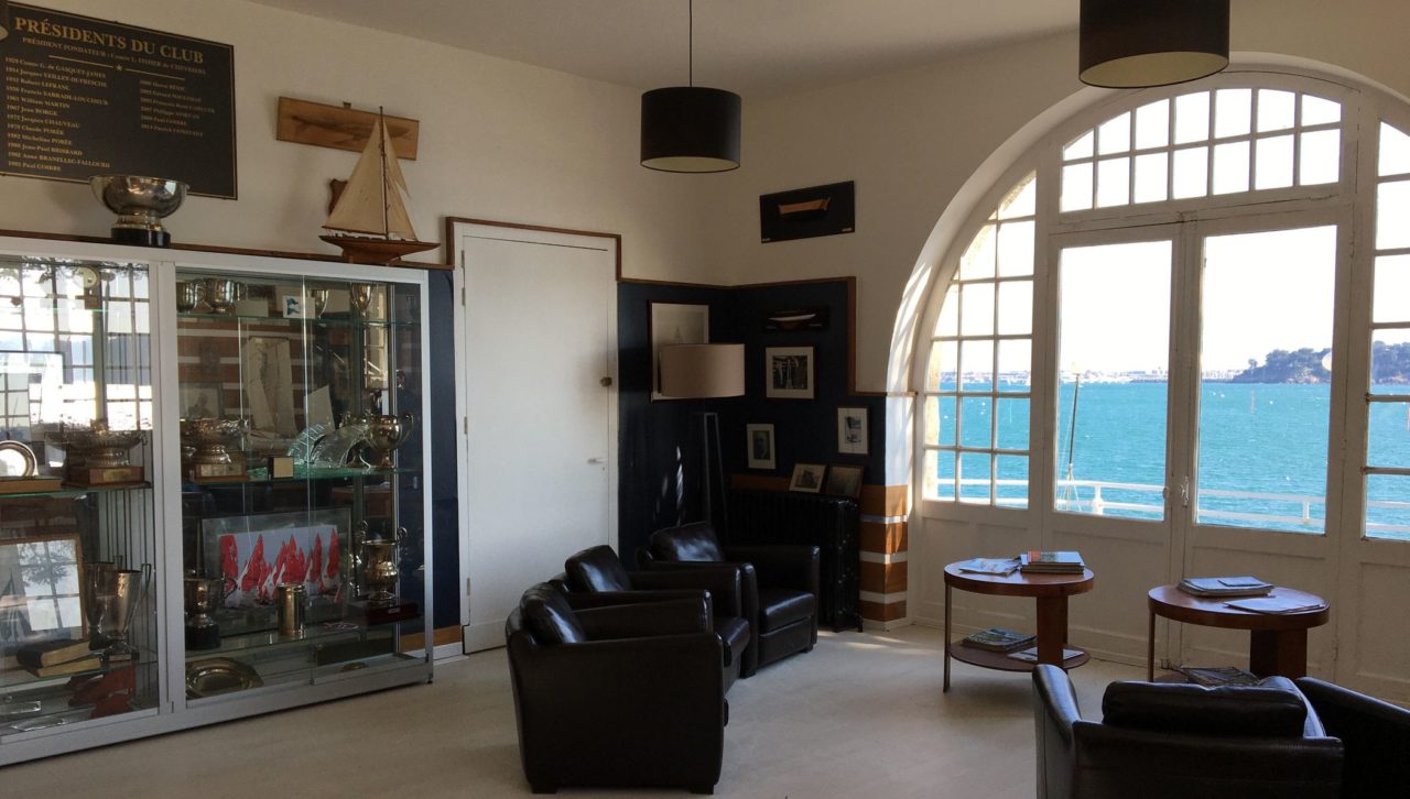 Le Yacht Club de Dinard propose de nombreux services pour ses membres